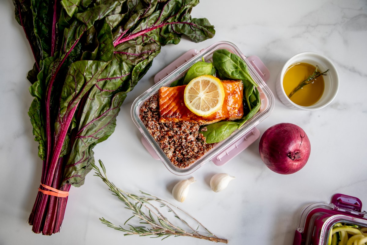 Salmon berukuran besar dengan sayuran